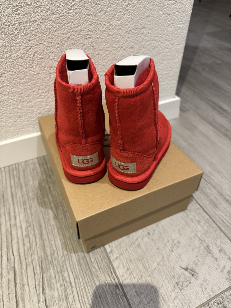 Ugg Scarpe per ragazzi: Ugg Rouge enfant Taille 25 neuve – Nuovo e nell'imballaggio originale da Mézières FR venduto da gae_6vl5