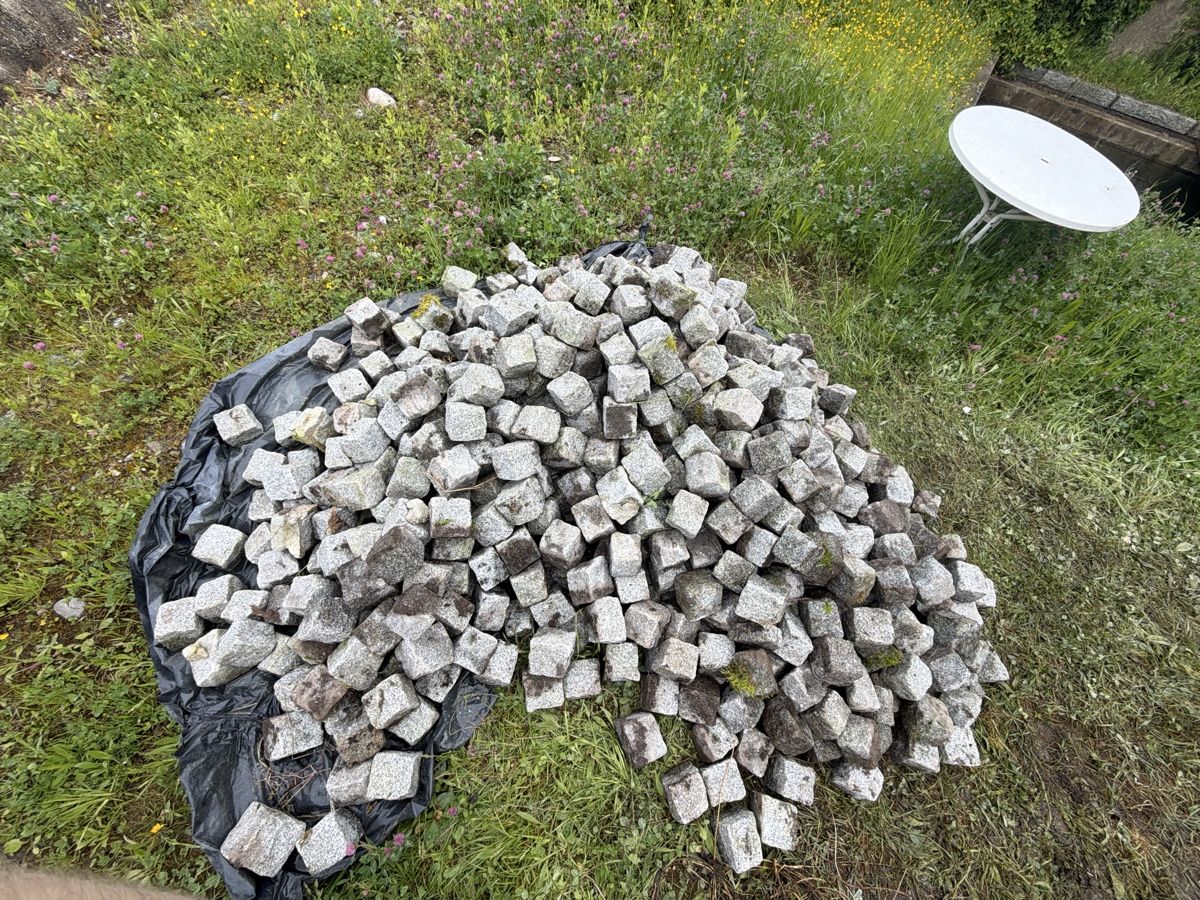 Pietre & tegole: Letzte Chance: 730 Granitsteine 10x10x10 cm – Nuovo (secondo la descrizione) da Arisdorf venduto da Lerpi 1
