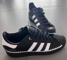 Adidas Superstars schwarz und weiß Gr. 42 2/3