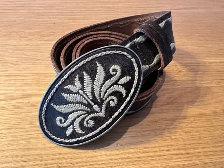 Wildledergürtel zu Tracht und Jeans Look