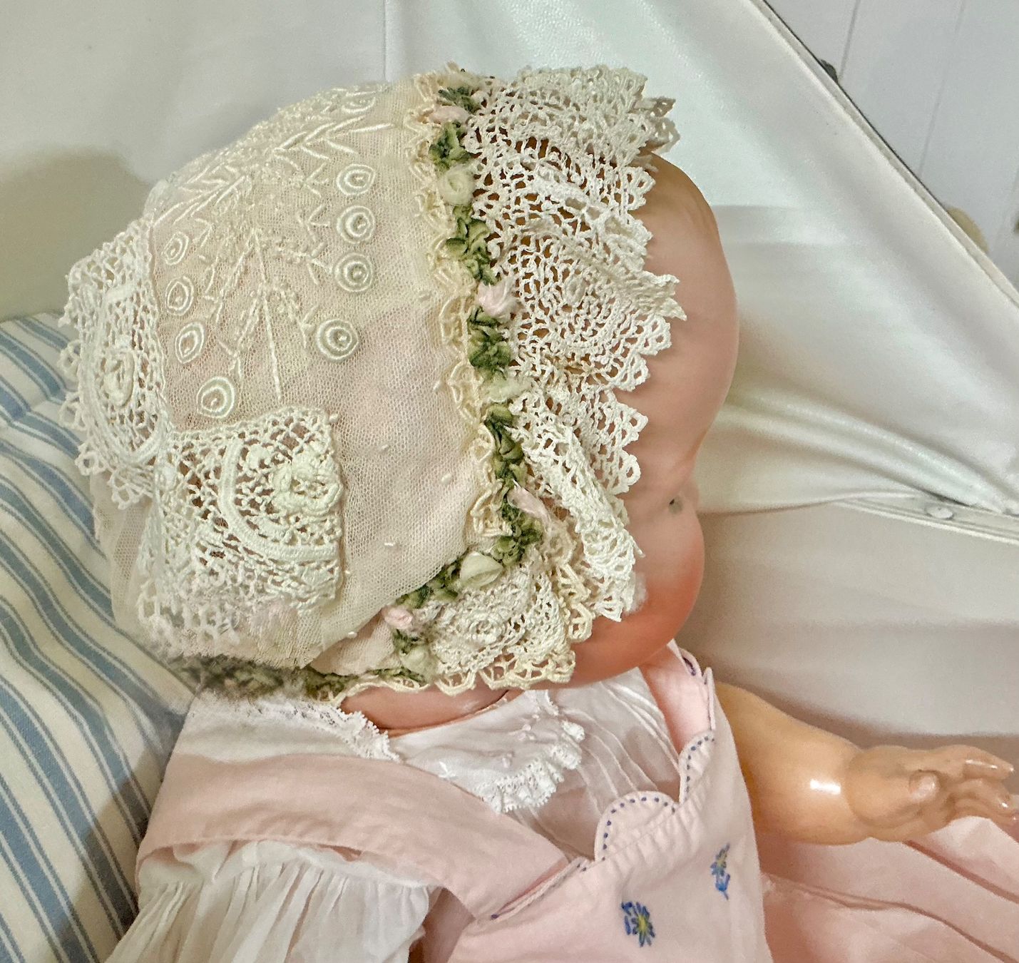 Bambole: URALTES BABYHÄUBCHEN 1880 – Usato da Zell LU venduto da Silvermemory