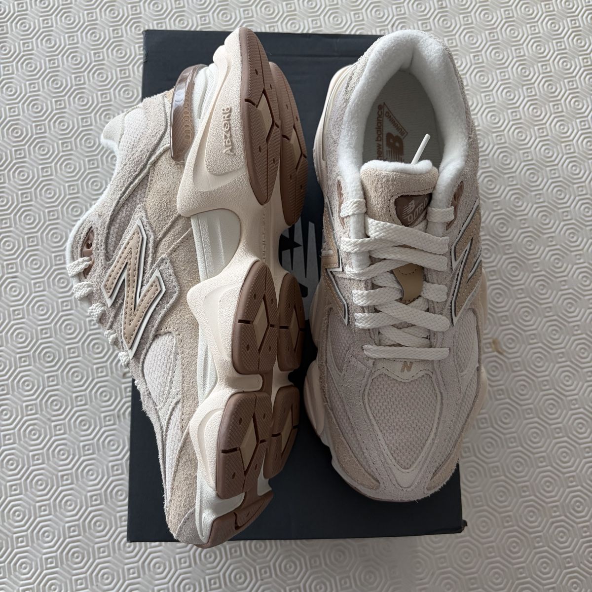 New Balance Chaussures hommes:  New Balance 9060 Bisque- Taille 38 – Neuf avec emballage d'origine à Onex par Chooseyoursneaks 3