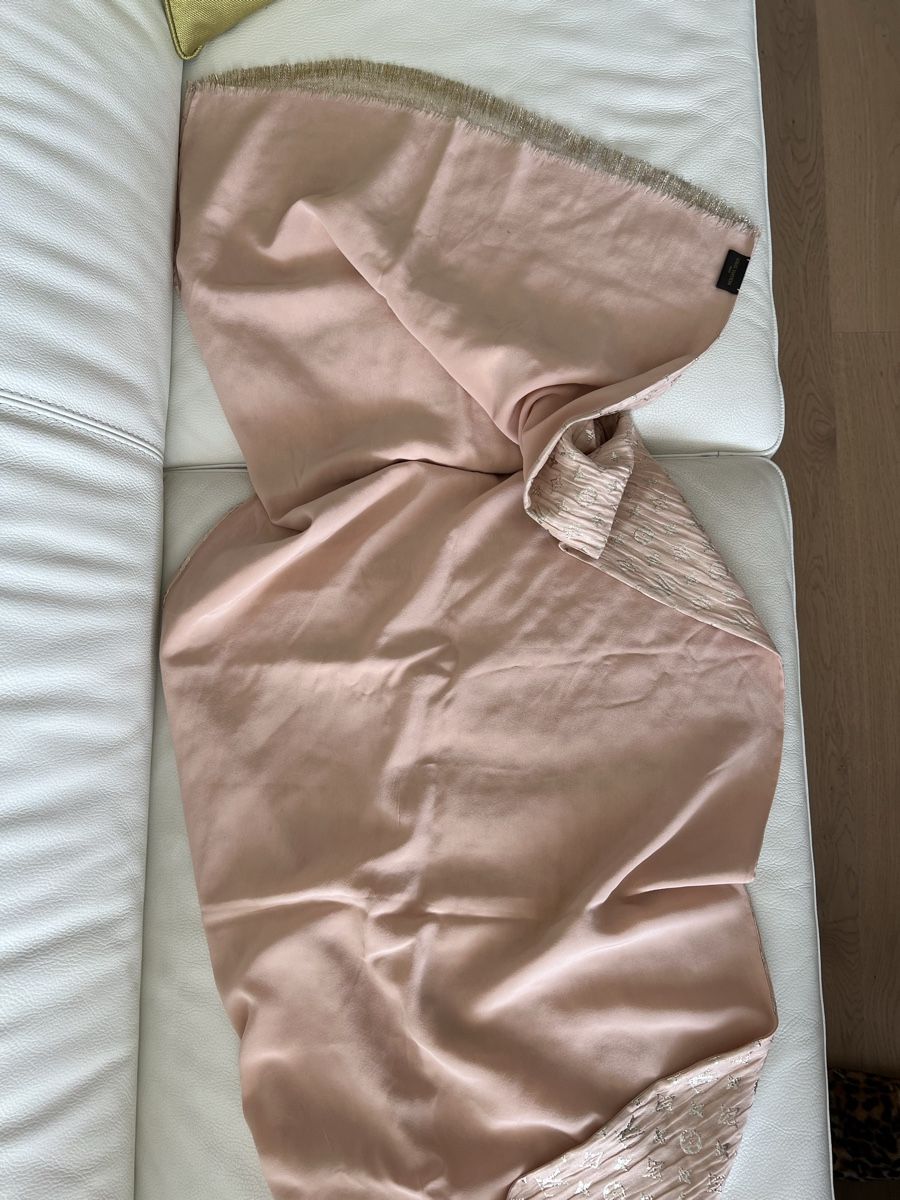 Louis Vuitton Foulard & Sciarpe: Louis Vuitton Silk & Lurex Shawl, Limited Edition – Nuovo (secondo la descrizione) da Pully venduto da opa_k78q 1