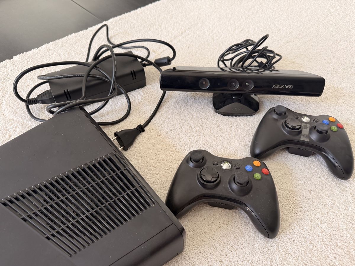 Microsoft Konsolen: Xbox 360 Konsole mit Kinect und 2 Controllern – Gebraucht aus Sempach von ljnaelena 2