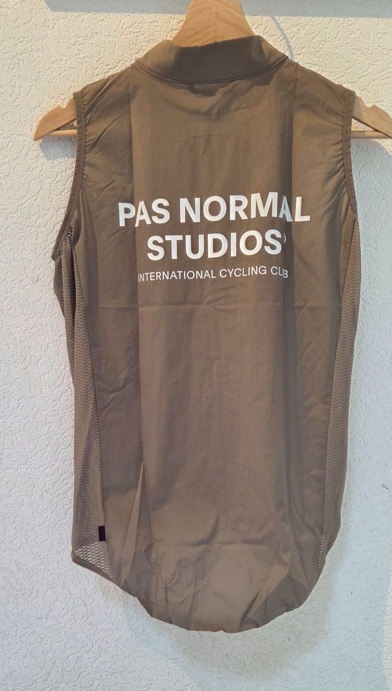 Pas Normal Studios Gilet & Giacche: Pas Normal Studio Mechanism Gilet Men Gr. M – Nuovo (secondo la descrizione) da Holziken venduto da sim_csb7 1