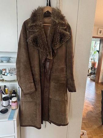 Wildledermantel mit waschbär