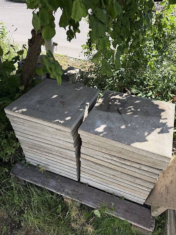 Rivestimenti per pavimenti: Diverse Gartenplatten – Usato da Mettlen venduto da walbo