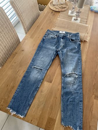 Bershka Jeans blau mit Knie-Rissen .Gr.42. Top Zustand 