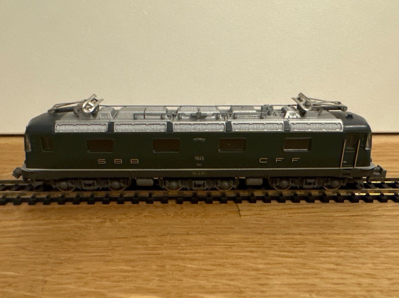 Hobbytrain Modellini di ferrovie: Hobbytrain 1102 Re 6/6 SBB 11645 "Colombier" – Nuovo e nell'imballaggio originale da Schlierbach venduto da Look8