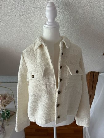 Trendige Bouclé Jacke in  Creme - Perfekt für den Frühling!