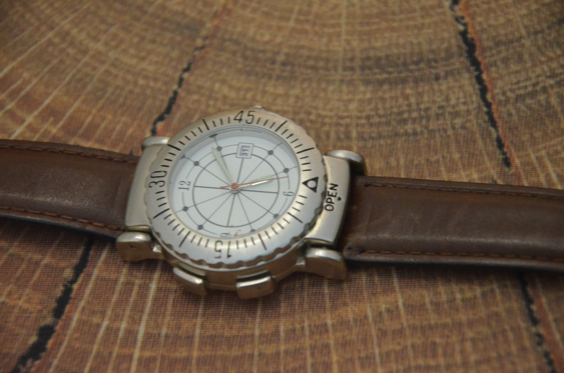 Orologi: UHR MIT NORD SUD OVEST EST – Usato da Chiasso venduto da Dolly015