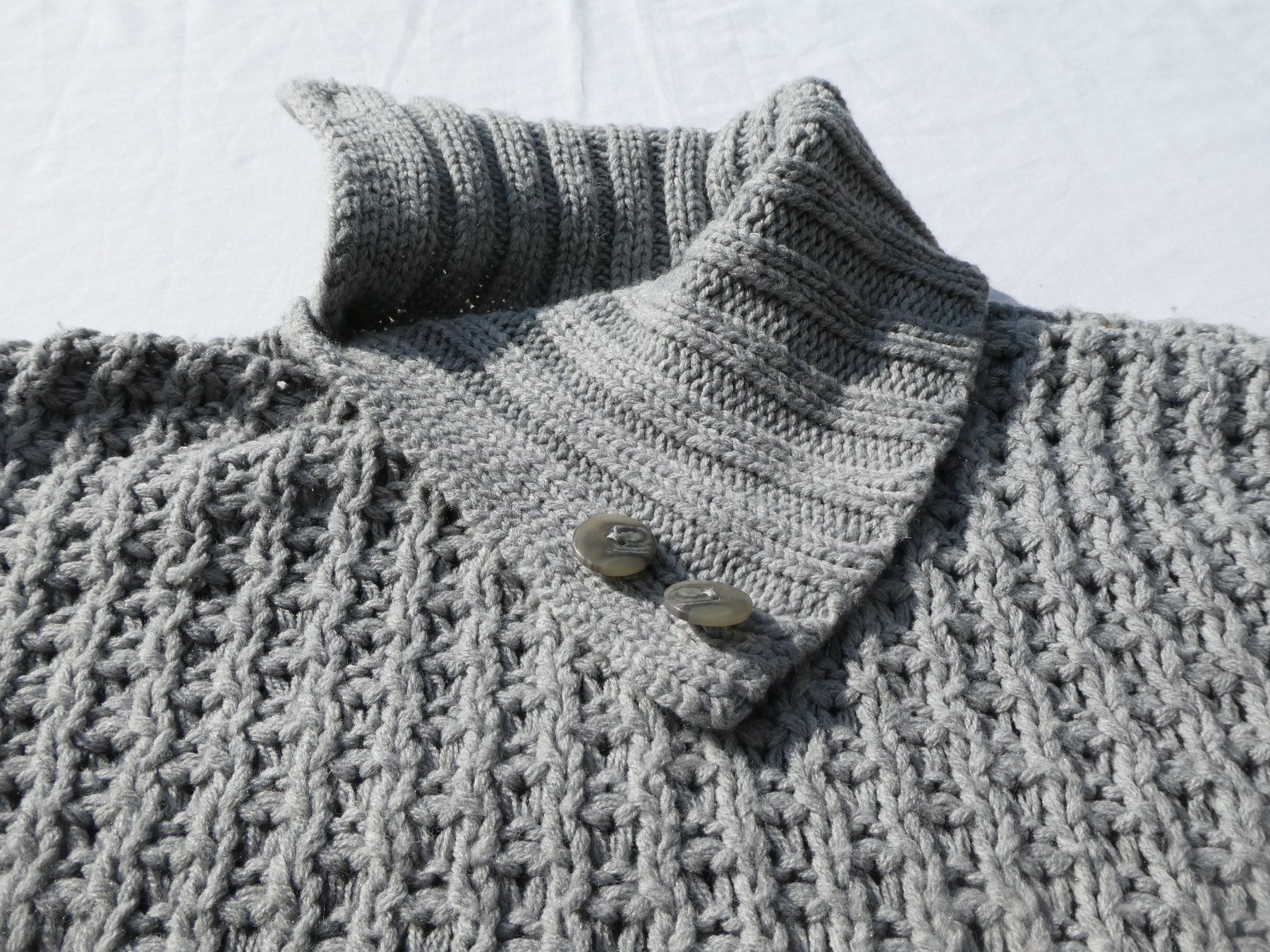 Maglioni & Felpe: Strick-Poncho von Tschibo, Gr. 122/128 – Usato da Gattikon venduto da kaandooh 1