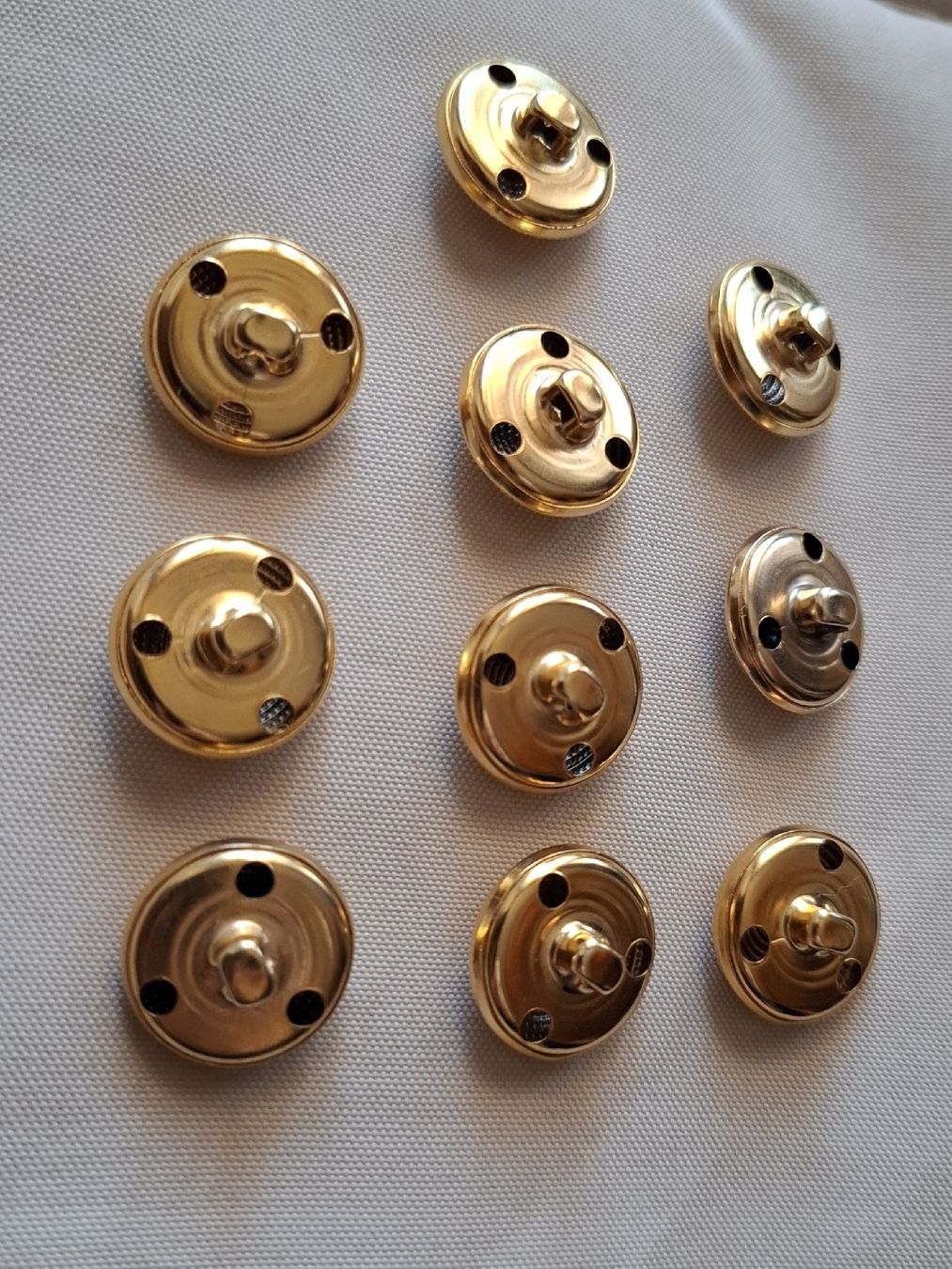 Knöpfe: 10 Knöpfe goldfarben, Metall, 19 mm. – Gebraucht aus Dietikon von Hirschkopf 2