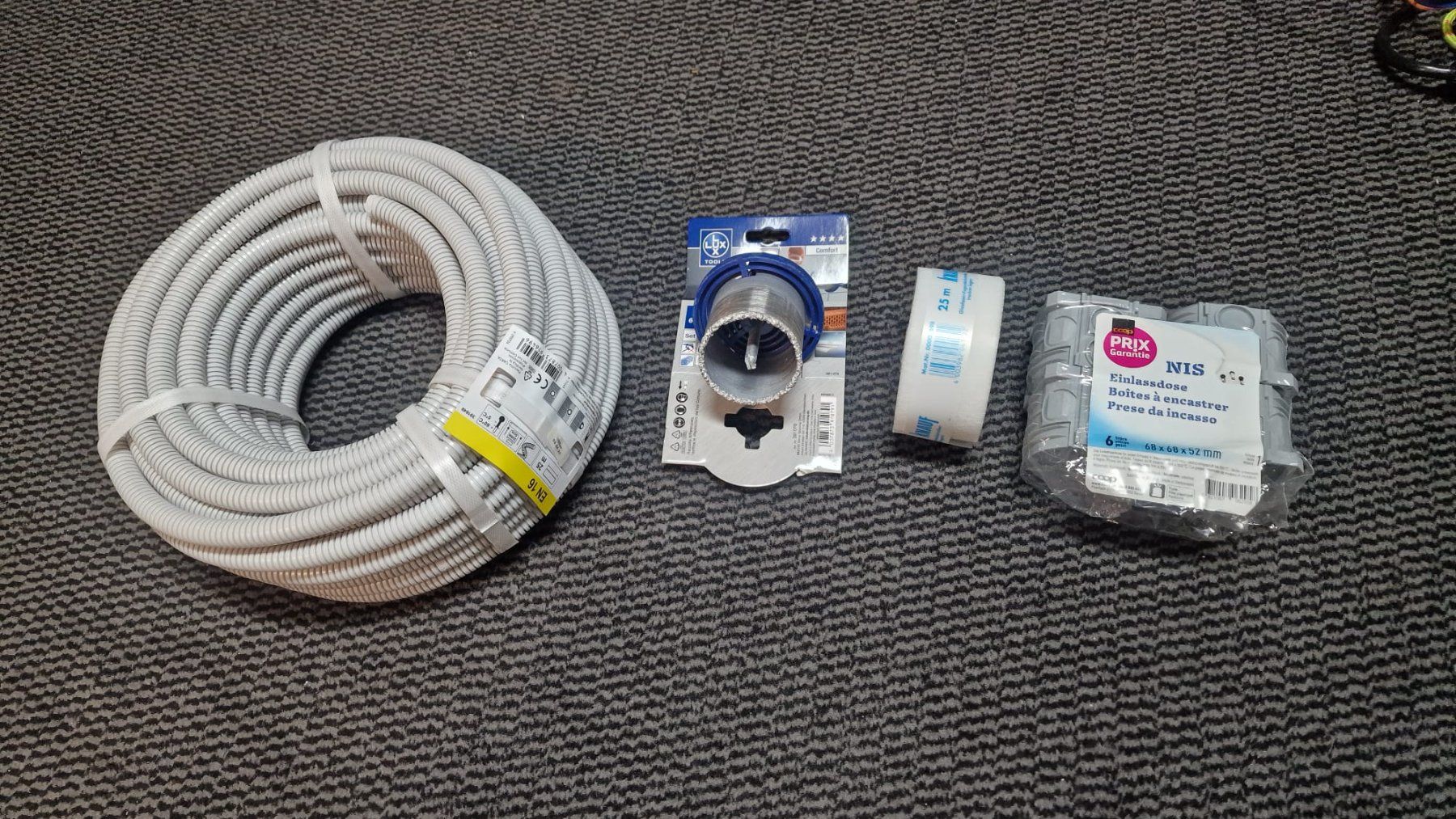 Tutti gli attrezzi: 4x Einlassdose, Glasfaserdeckstreifen, Isolierrohr, Lochsäge – Nuovo (secondo la descrizione) da Nussbaumen AG venduto da scrafafa