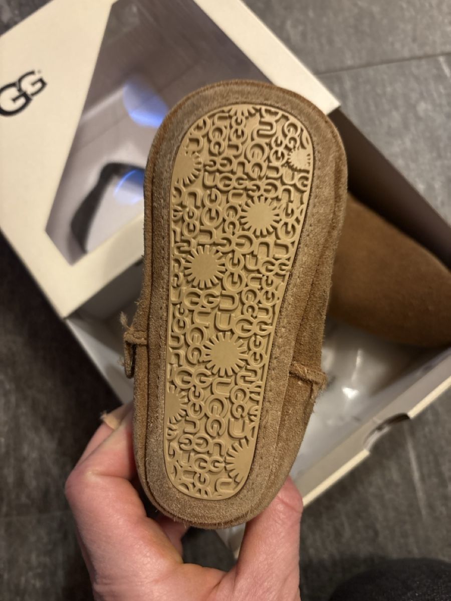 Scarpe per ragazzi: Chaussons UGG – Usato da Lausanne venduto da Soins 2