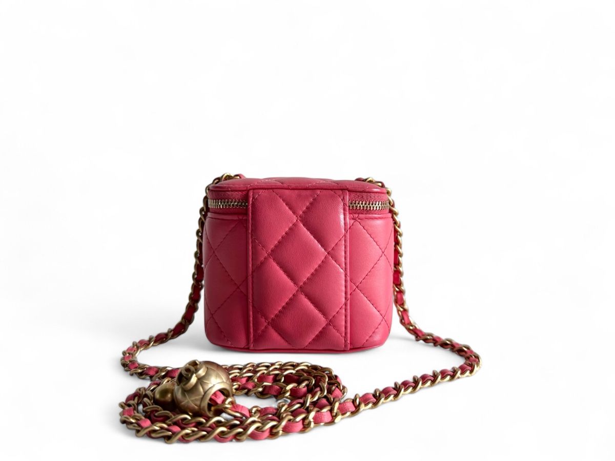 Chanel Borse da donna: CHANEL Pearl Crush Mini Vanity Case With Chain Tasche – Usato da Kriens venduto da hannaandkiko 2