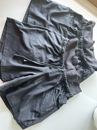 2 shorts noirs taille M