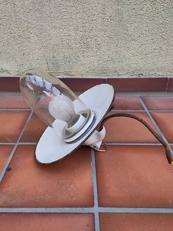Lampade: Antike Stalllampe mit Emaille-Schirm – Usato da Muttenz venduto da Laeckerlihamschter 2
