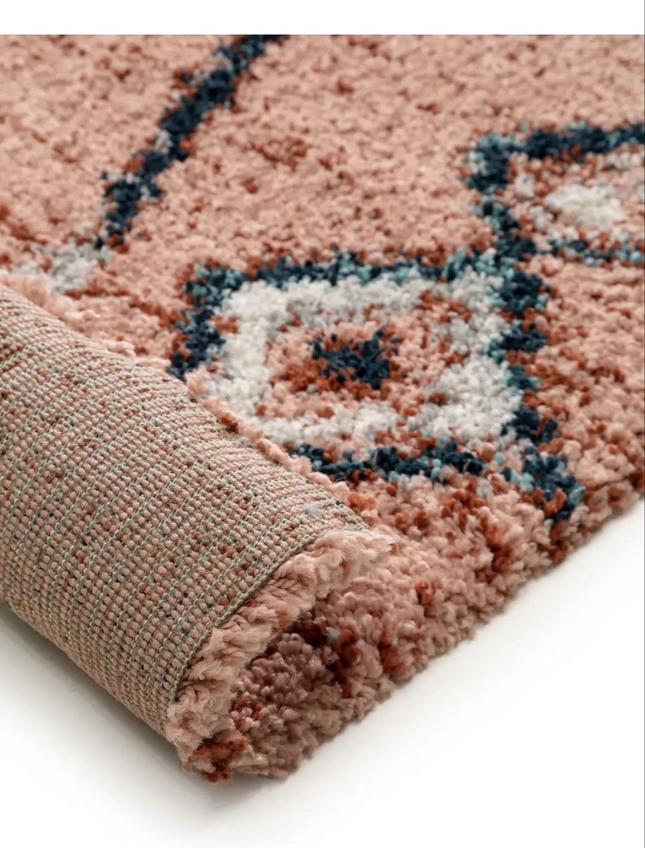 Teppiche: Teppich rosa mit geometrischem Muster fast neu – Neu (gemäss Beschreibung) aus Basel von romaeasmil 2