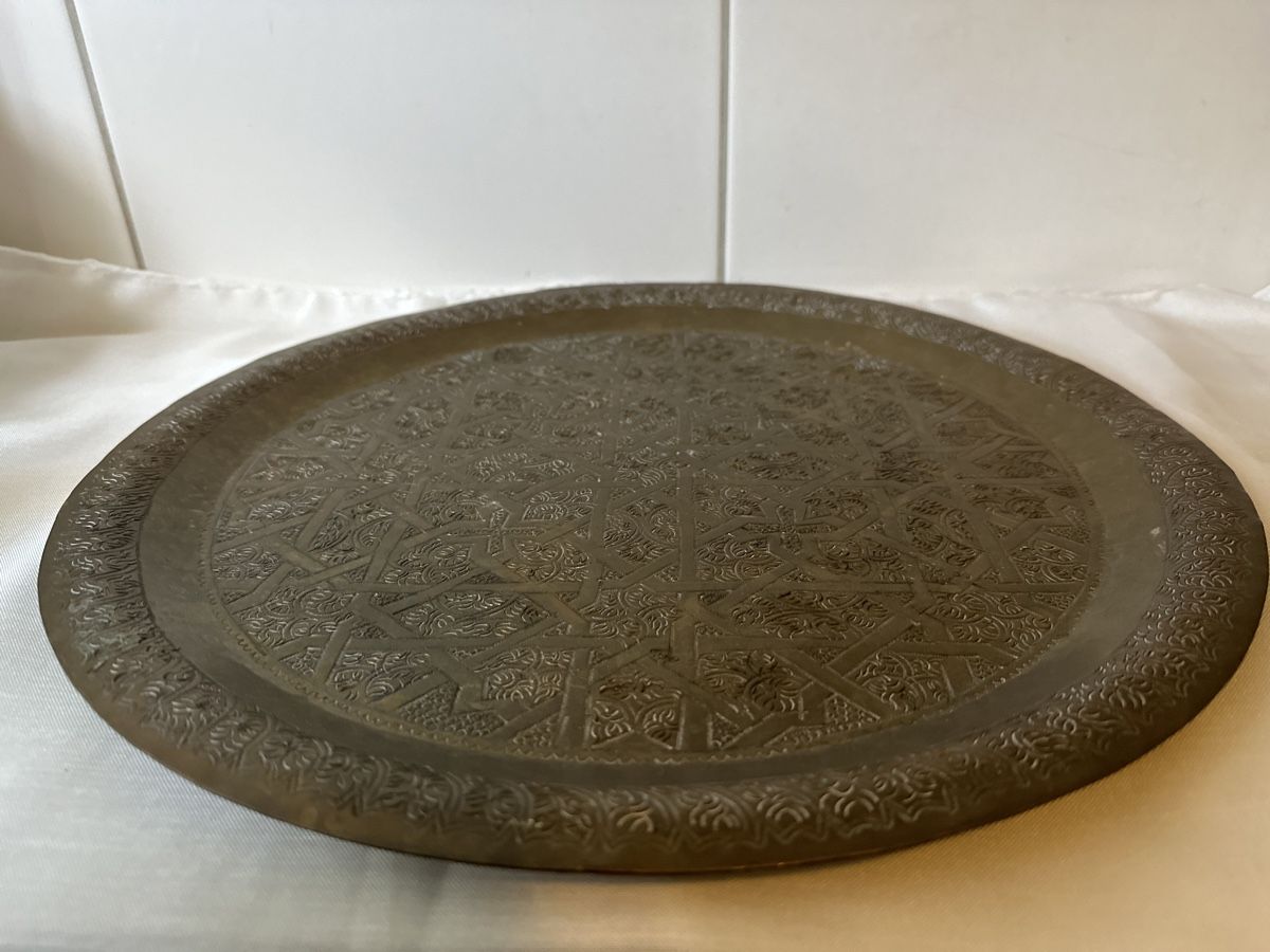 Piatti di portata: Antikes Tablett Messing 40 cm Durchmesser Deko Vintage – Usato da Zürich venduto da Chaeffeler 1