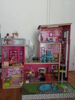 Grande maison de Barbie avec ses poupées 