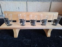 Set 5 Gläschen mit Weinreben-Motiv auf Holzbank