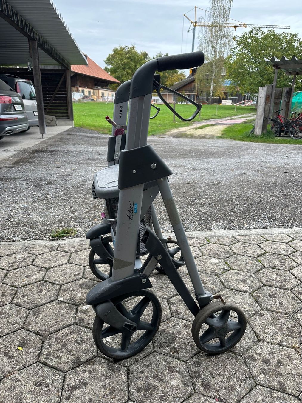 Ausili per la deambulazione: Rollator Active grau gebraucht mit Sitz und Korb – Usato da Cham venduto da Floeckli010 7