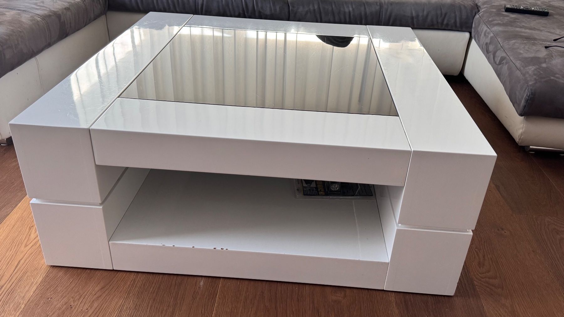 Tables: Weisser Couchtisch mit Glasplatte – D'occasion à Engelburg par tan_6h9y