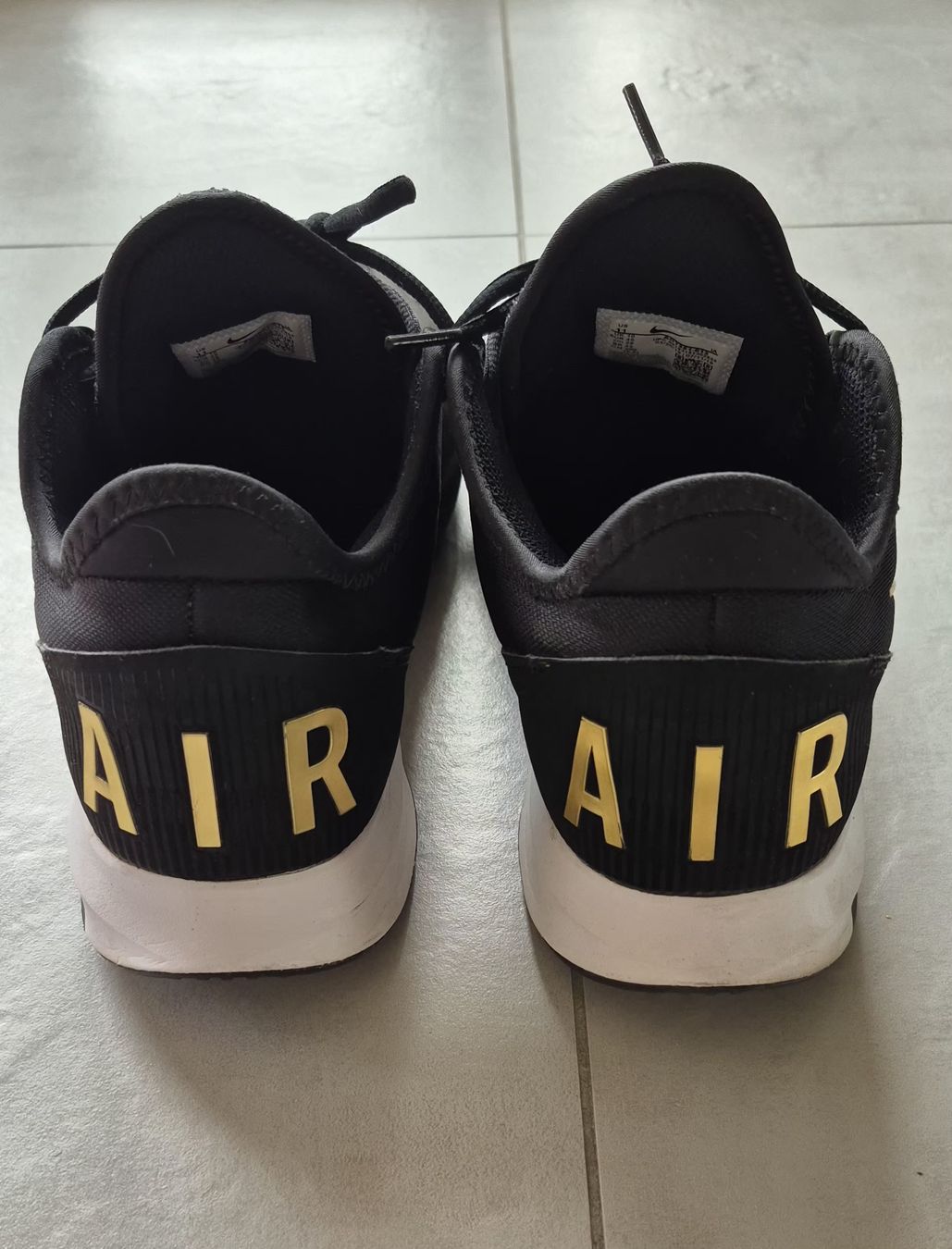 Nike Scarpe da uomo: Baskets Nike Air max , Noir et Doré, T45. – Nuovo (secondo la descrizione) da Les Hauts-Geneveys venduto da bel_z5th 1