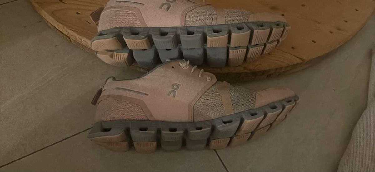 Scarpe da donna: On Cloud Waterproof Sneaker rosa 40 – Usato da Rüti ZH venduto da Butterfly206cc 1