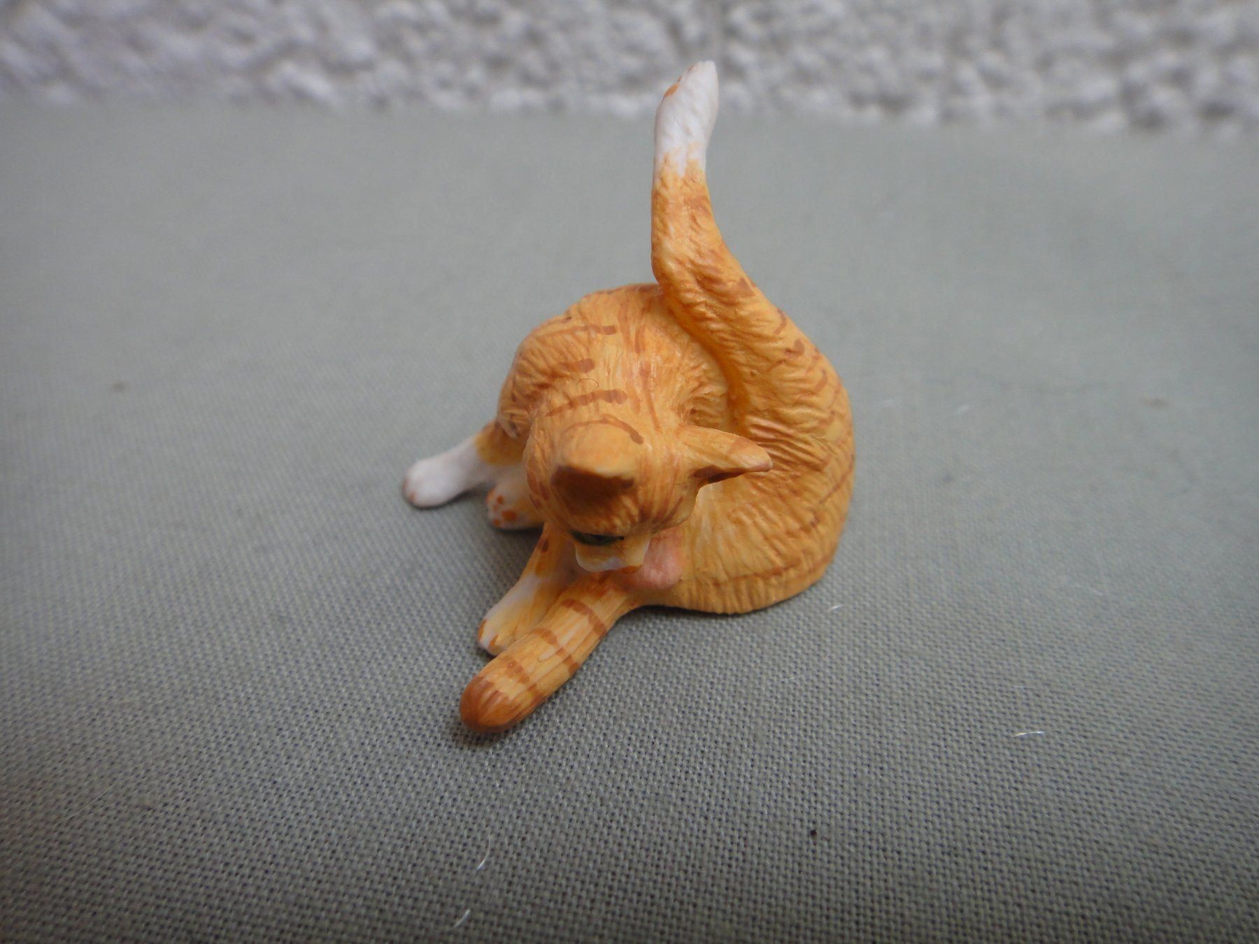 Case e mobili per bambole: Puppenhauszubehör, Katze rot – Nuovo e nell'imballaggio originale da Detligen venduto da Crissie307