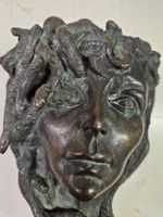 skulptur kopf mit schlangen bronze