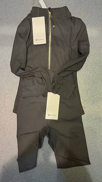 Top: LULULEMON NOIR – Usato da Zürich venduto da yyoosko.shop 3