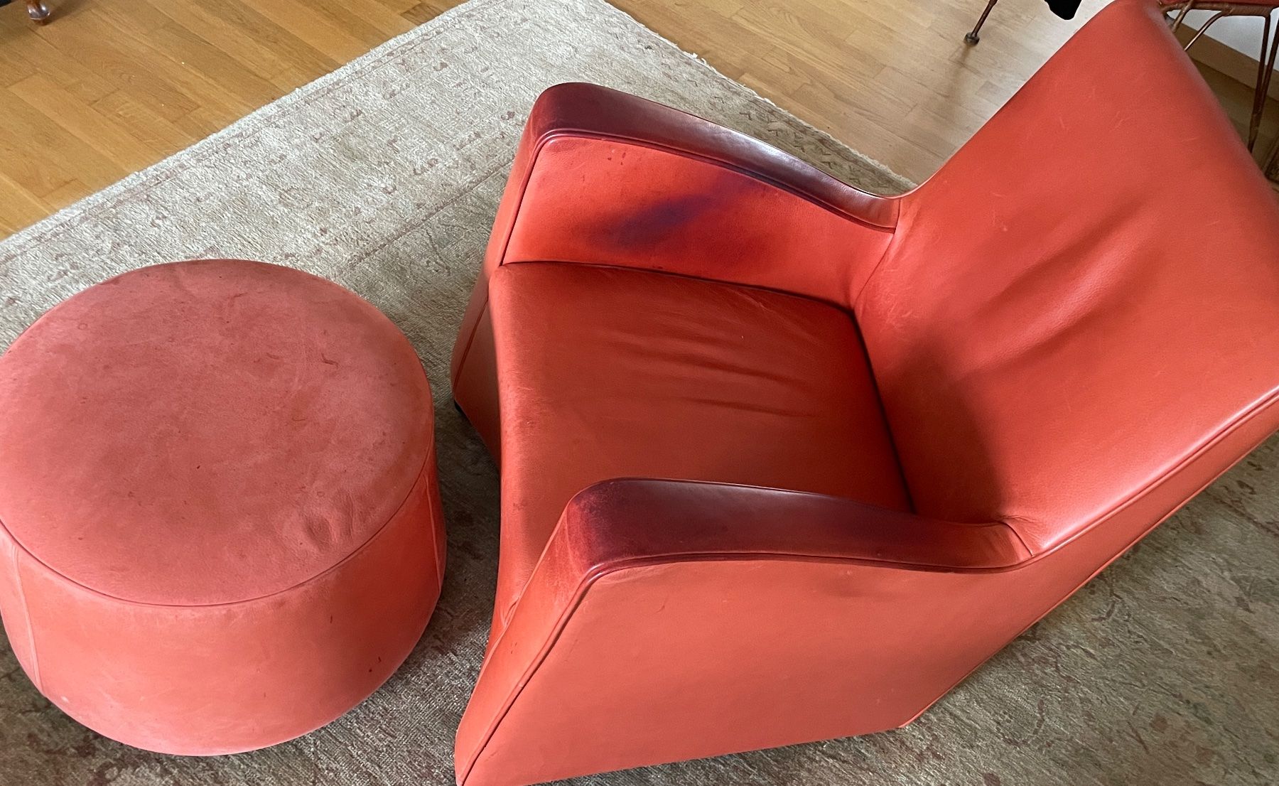Poltrone: Vintage Ledersessel mit Hocker, Farbe Koralle – Usato da Volketswil venduto da rubin74 1