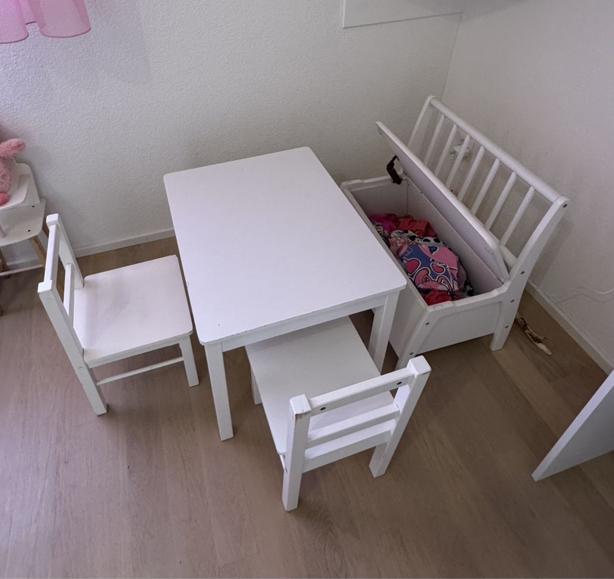 Set de table et chaises: Kindertisch, Stühle & Bänkli – D'occasion à Buttikon SZ par Lafi1 1