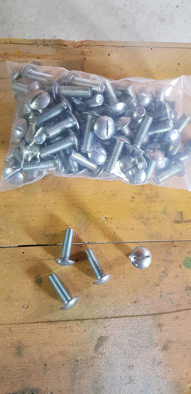 Eisenwaren: Rundkopfschrauben M8 x 25 – Neu und originalverpackt aus Latterbach von Janik3