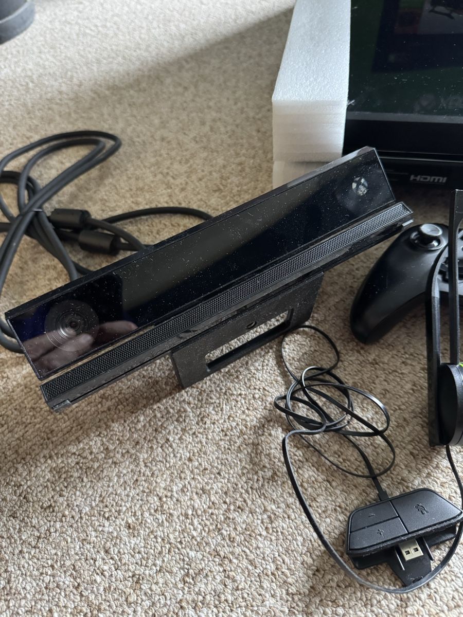 Microsoft Consoles: Xbox One Console with Kinect and 2 Controllers Set – D'occasion à Zürich par bar_g7zy 1