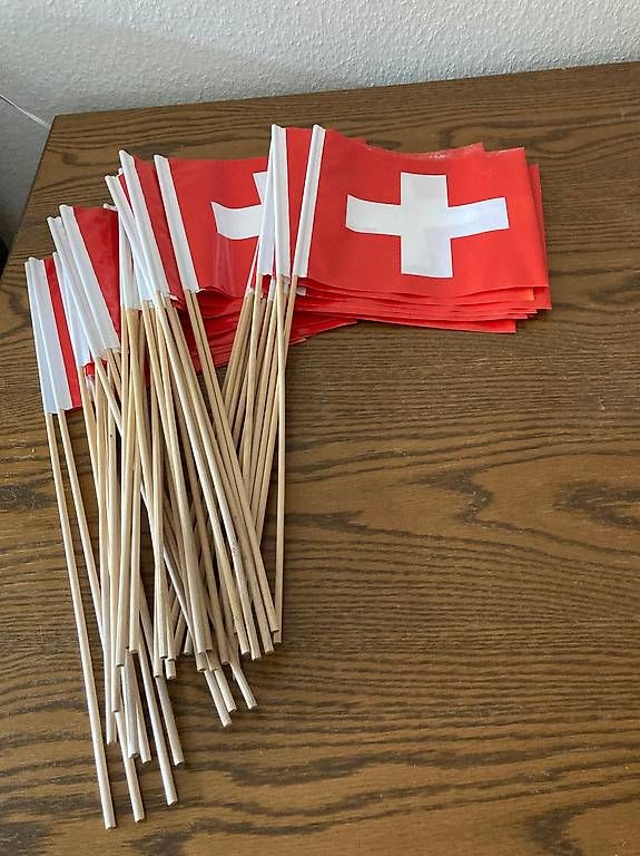Fahnen: Schweizerfähnli – Gebraucht aus Basel von Blaetzlibajass