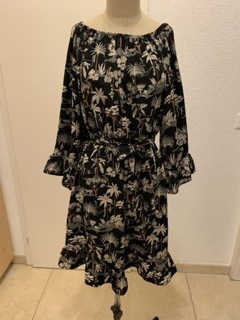 Kleid schwarz mit Carmenausschnitt Palmenmuster