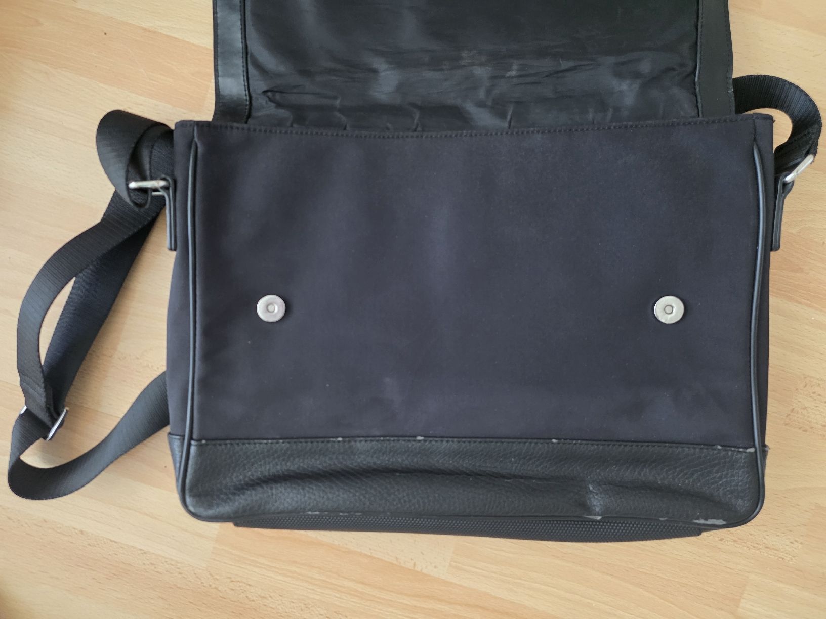 Calvin Klein Borse: Calvin Klein Messenger Bag black acceptable condition – Usato da Zug venduto da pacense 1