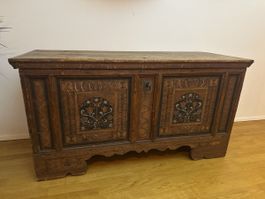 Truhe mit Verzierungen und Schlüssel