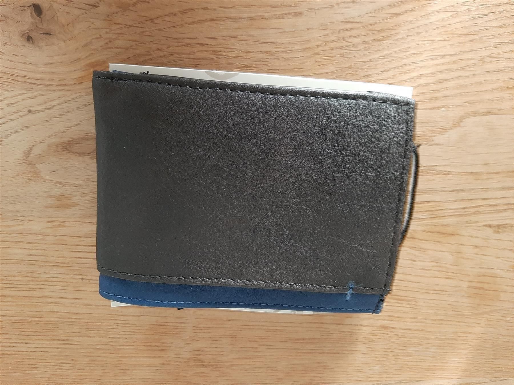 Portafogli: Schwarz-Blaue Brieftasche Originalverpac – Nuovo e nell'imballaggio originale da Affoltern am Albis venduto da Sabinezc 3
