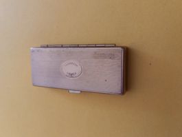 Boîte à pilules en métal doré Elizabeth Arden