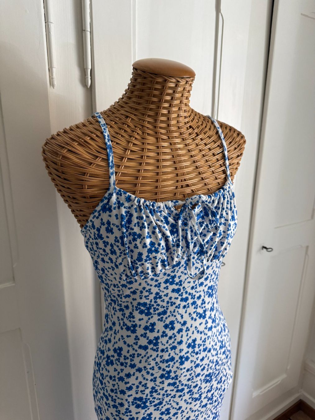 Shein Kleider: Kleid weiss-blau geblümt 34 – Gebraucht aus Zürich von Diazaio 1