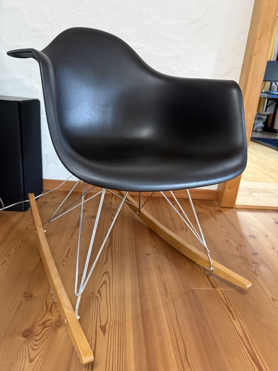 Vitra Chaises: VITRA EAMES Schaukelstuhl schwarz – Neuf (Voir description) à Teufen AR par woh_29hy 1