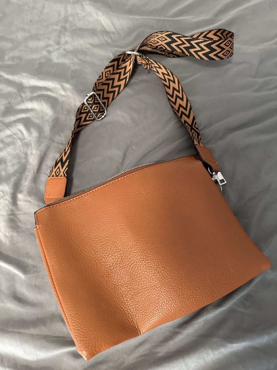 Borse da donna: Tan Crossbody Bag with Patterned Strap! – Usato da Renens VD venduto da nan_8v9l 1