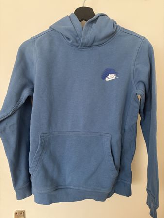 Pull Nike bleu clair, parfait pour le printemps