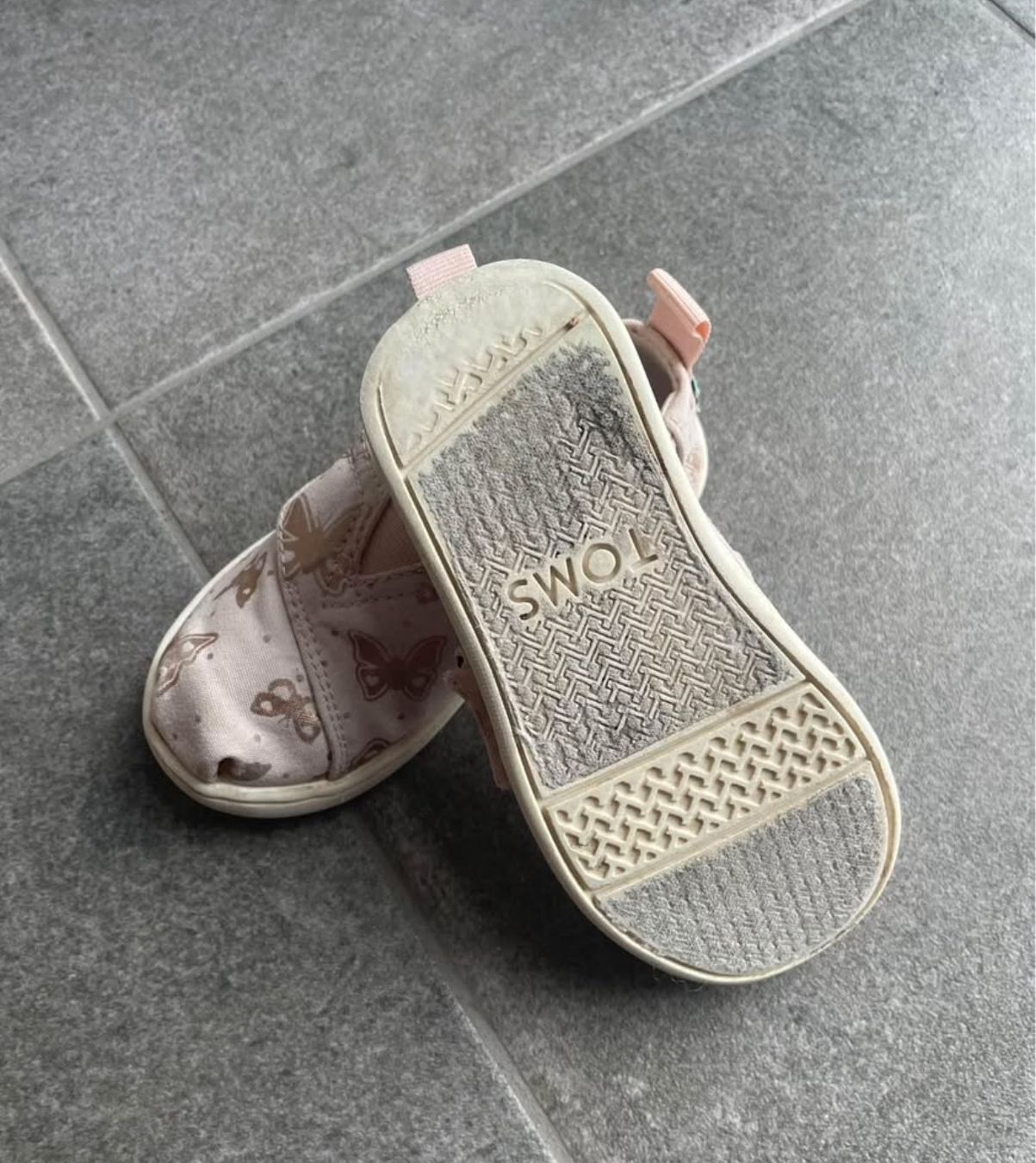 Toms Scarpe per ragazze: TOMS Slipper Mädchen Grösse 23.5 – Usato da Spreitenbach venduto da Princess1989 1