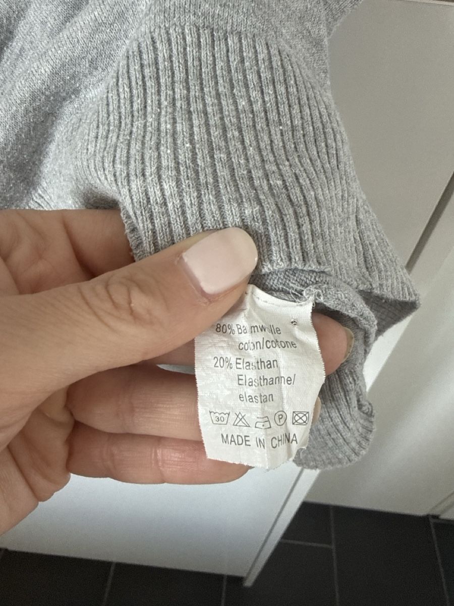 T-shirt: Grauer Feinstrick-Pullover mit Puffärmeln, Grösse S – Usato da Arbon venduto da llaauraa 2