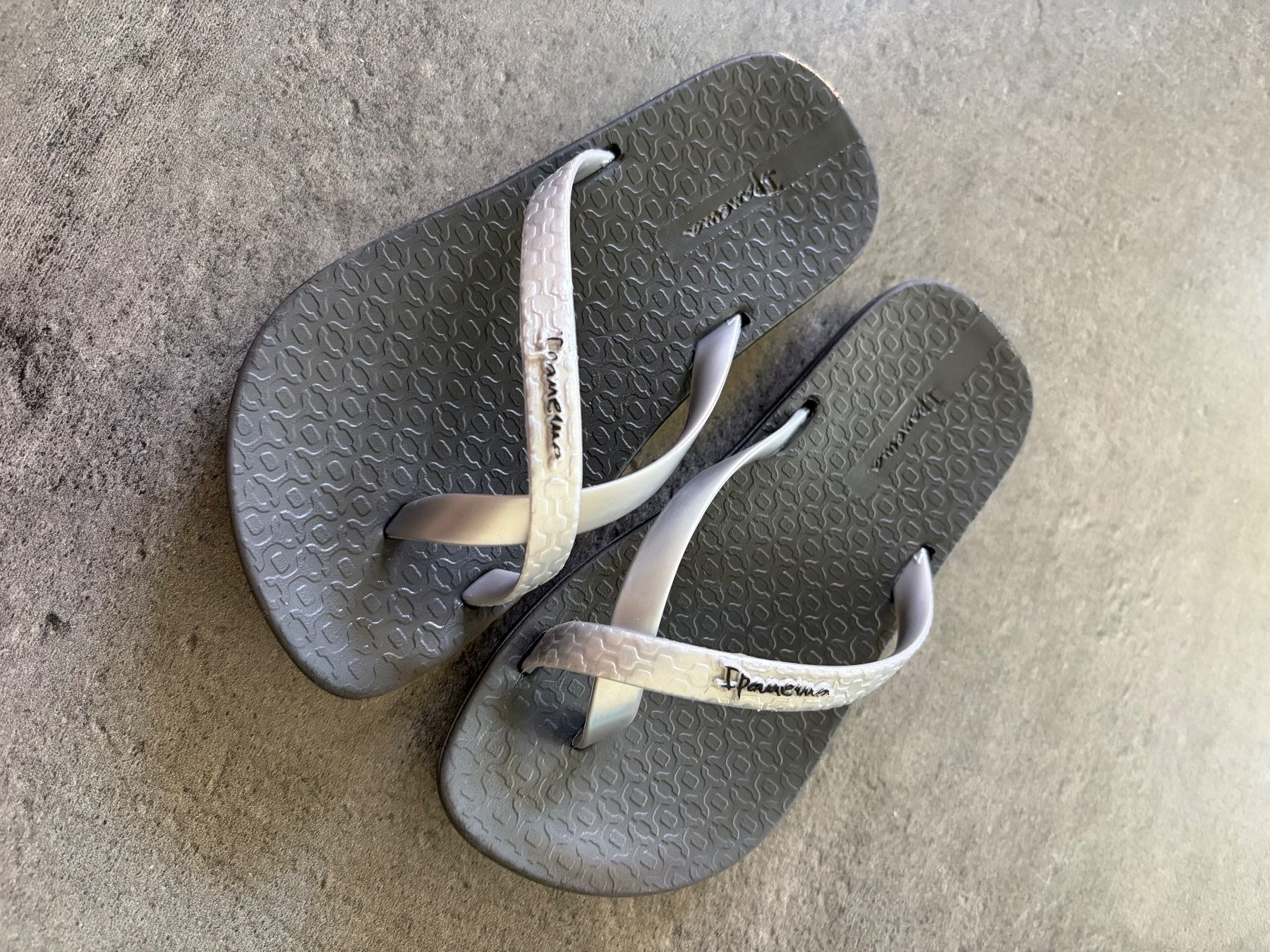 Ipanema Schuhe für Mädchen: Tongs Ipanema gris et noires – Gebraucht aus Liddes von Couik